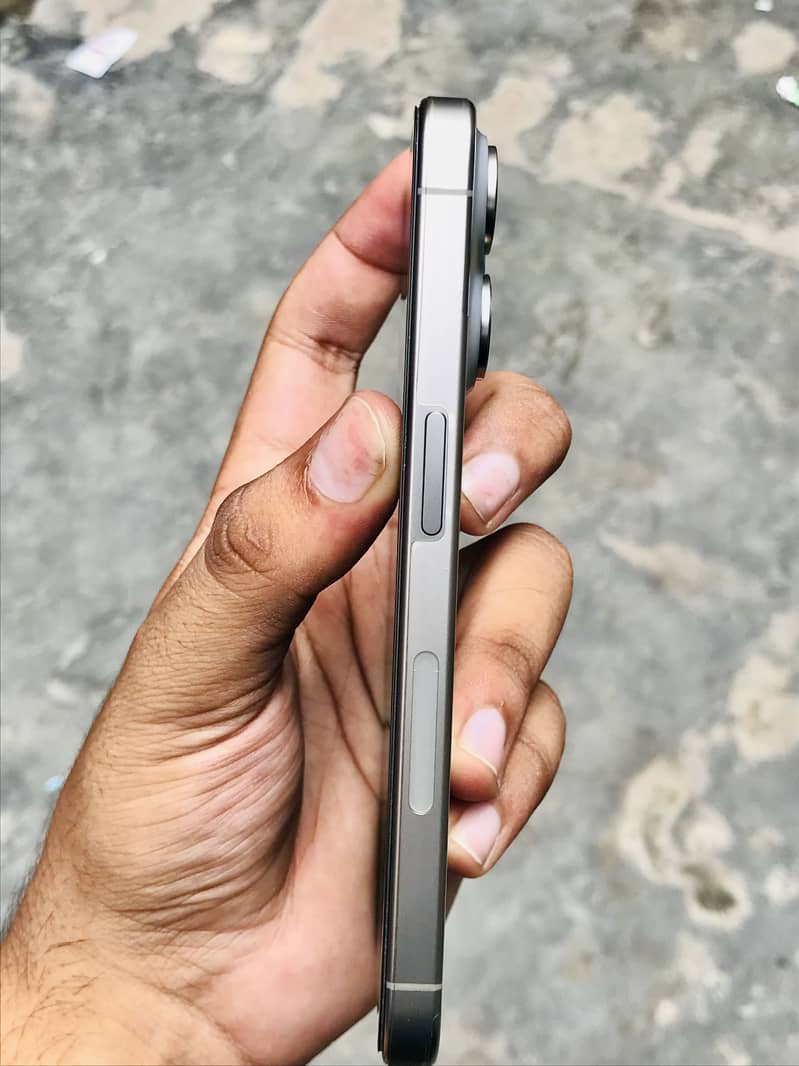 Apple iPhone 15 Pro 4
