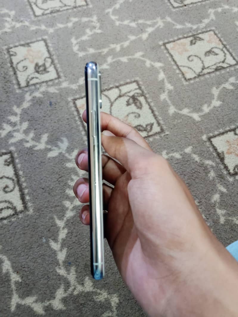 Apple iPhone X 4