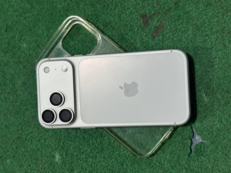 Apple iPhone 17 Pro Max 4