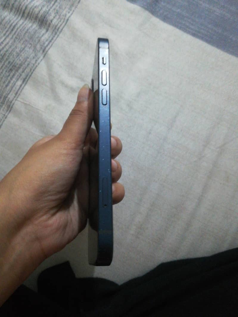 Apple iPhone 12 4