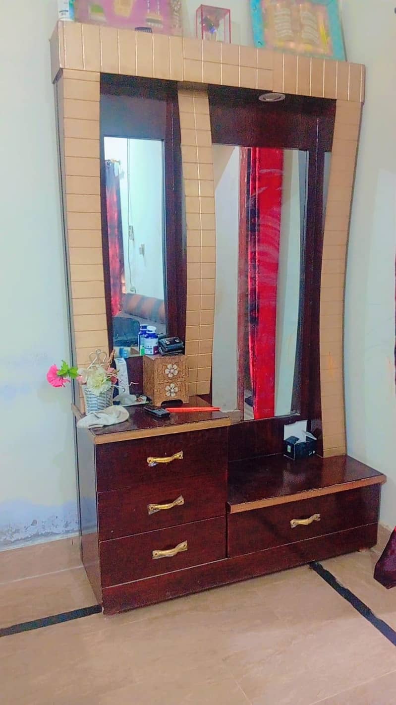 Wooden dressing table 0