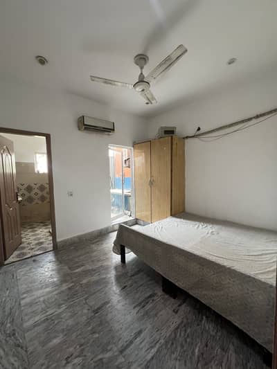 Furnished Rooms for Rent in Lahore – AC, Attached Bath, WiFi & Backup