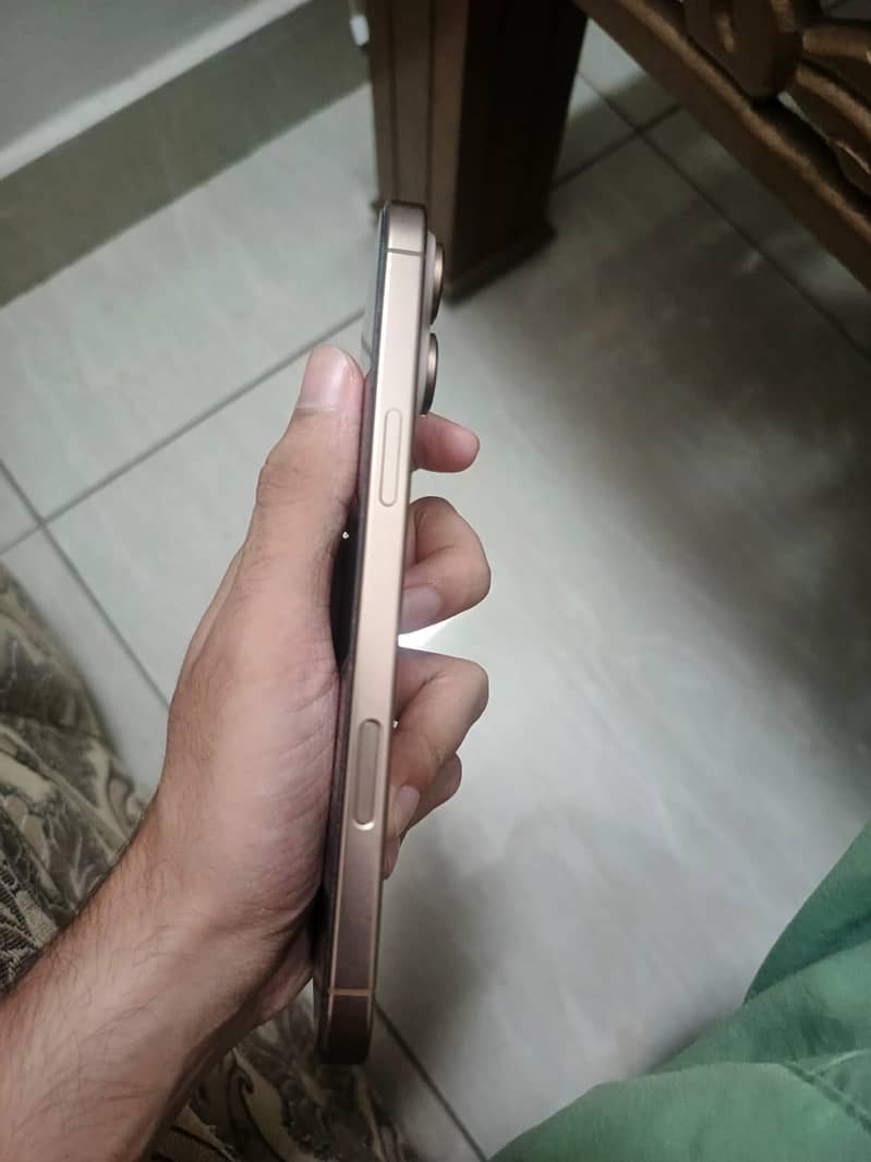 Apple iPhone 16 Pro Max 4
