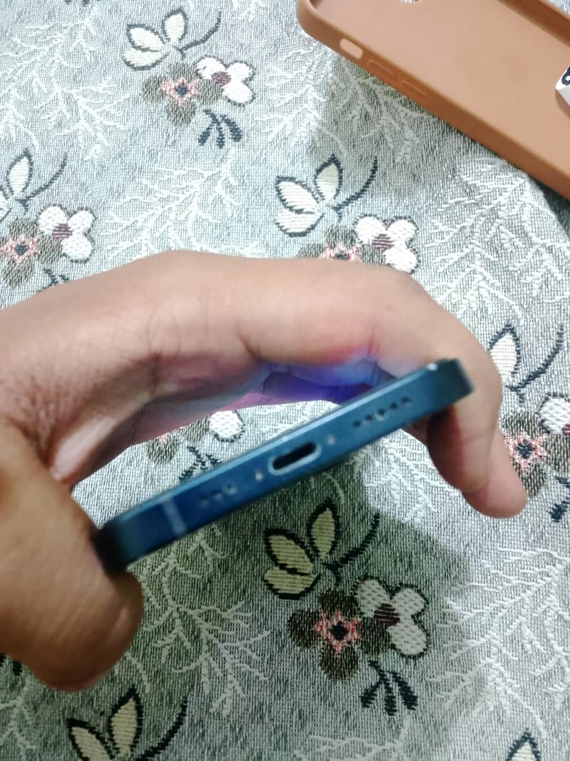 Apple iPhone 12 4