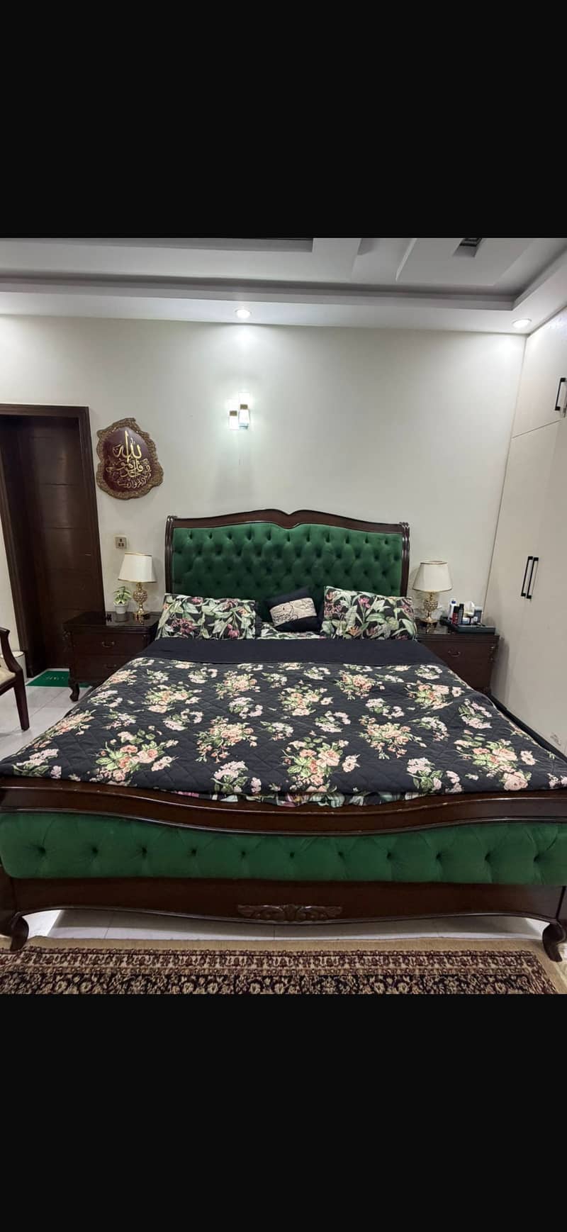 King size bed 0