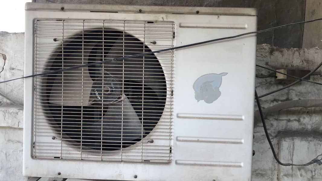 Split AC in working condition 1