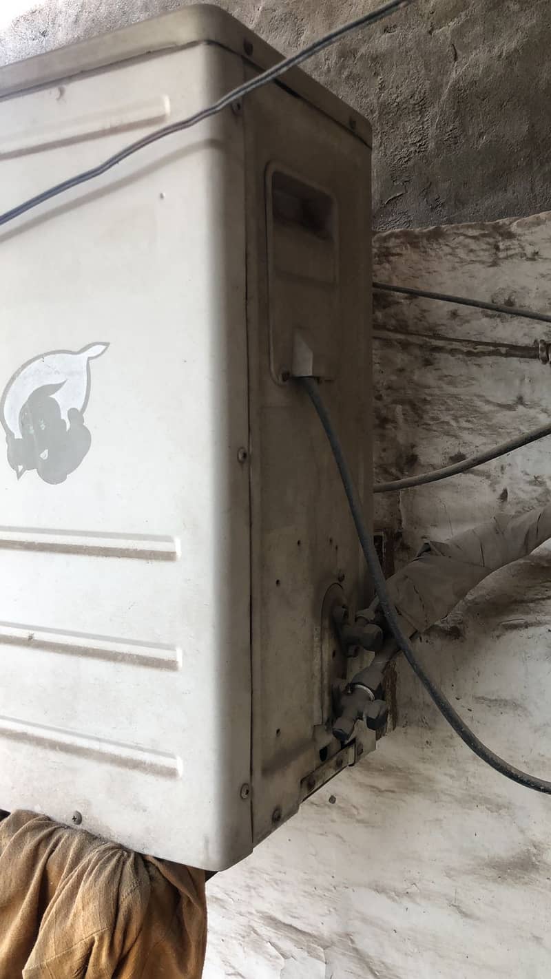 Split AC in working condition 2