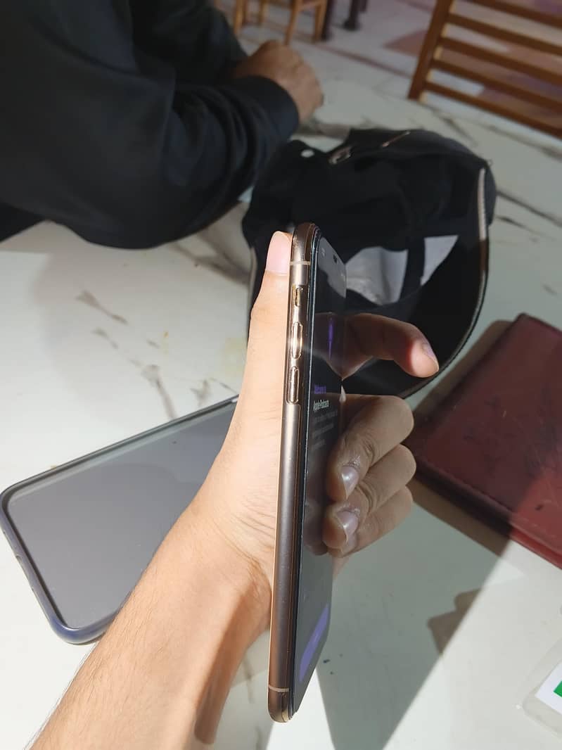 Apple iPhone 11 Pro Max 2