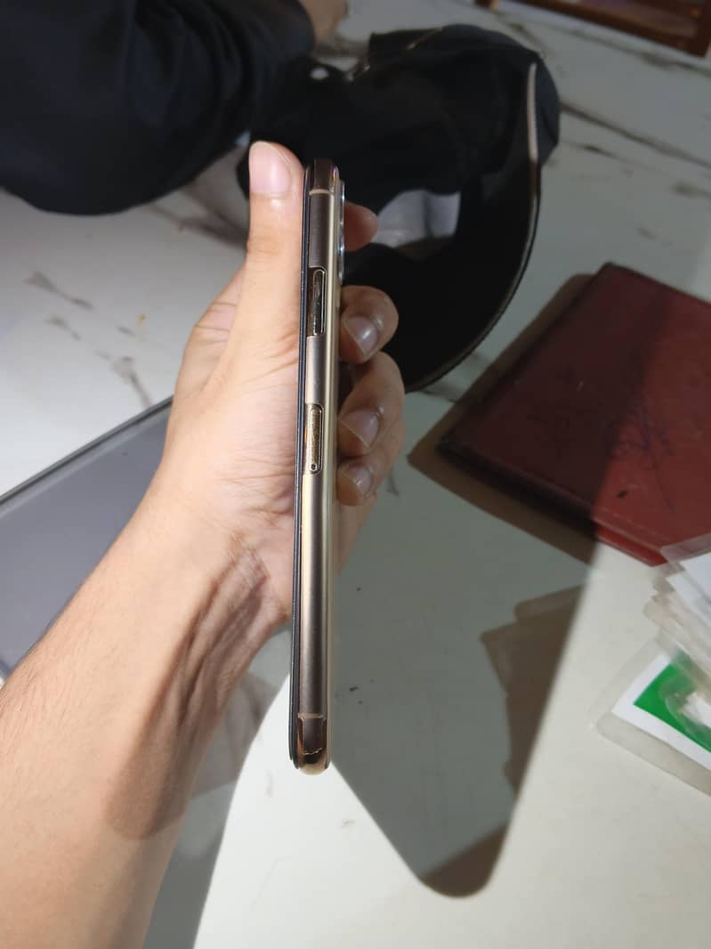 Apple iPhone 11 Pro Max 6