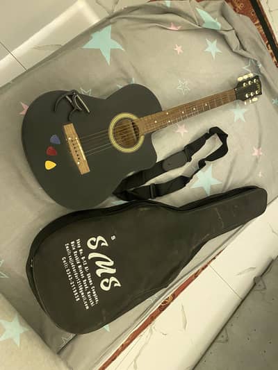Acoustic guitar with complete accessories