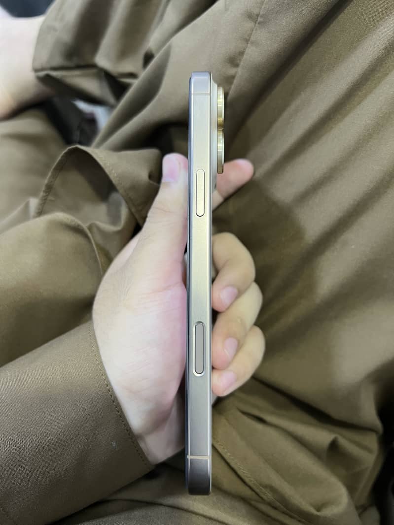 Apple iPhone 16 Pro Max 2