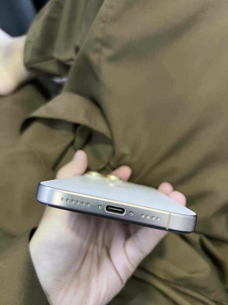 Apple iPhone 16 Pro Max 5