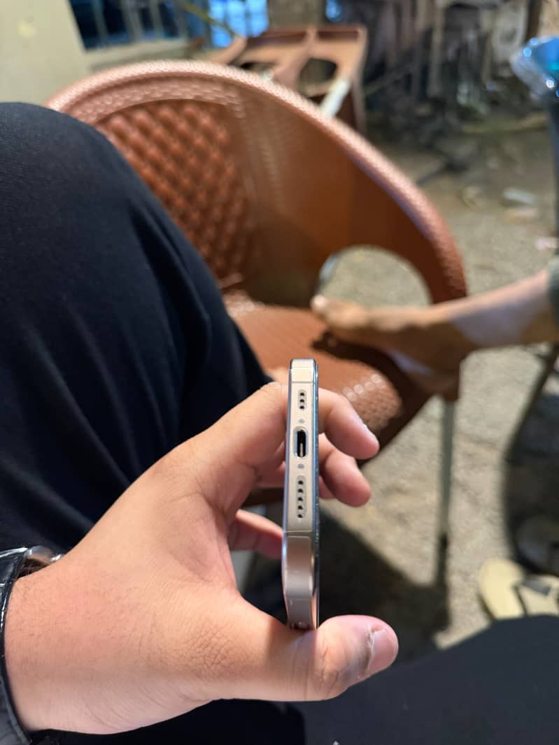 iphone 16 pro with box 4