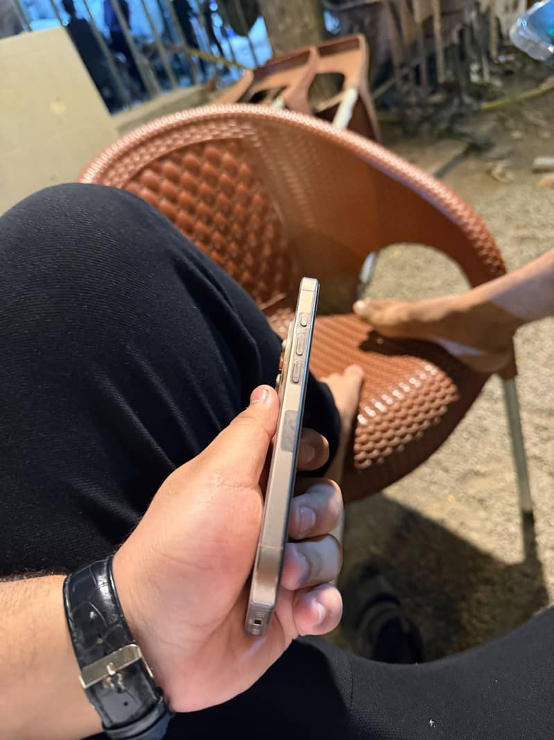 iphone 16 pro with box 5