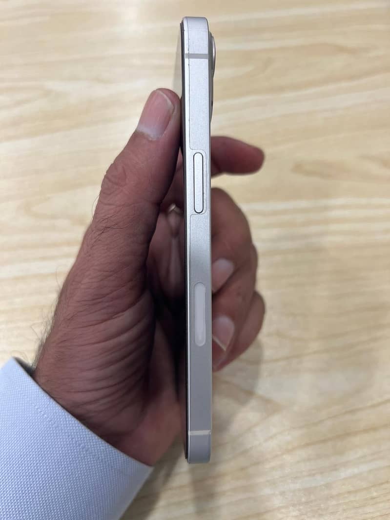 Apple iPhone 13 5