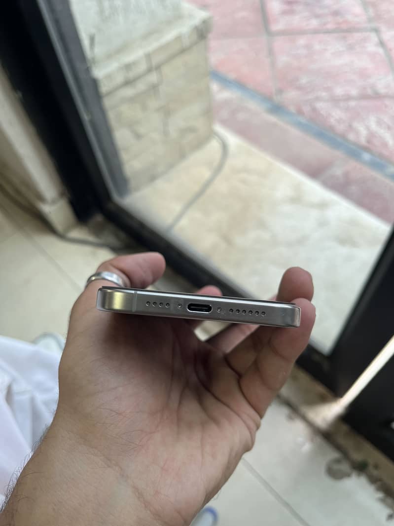 Apple iPhone 15 Pro Max 2