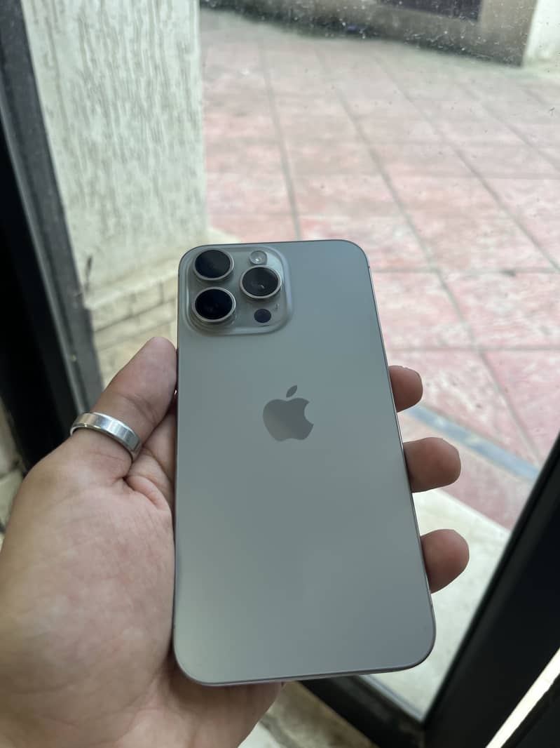 Apple iPhone 15 Pro Max 4