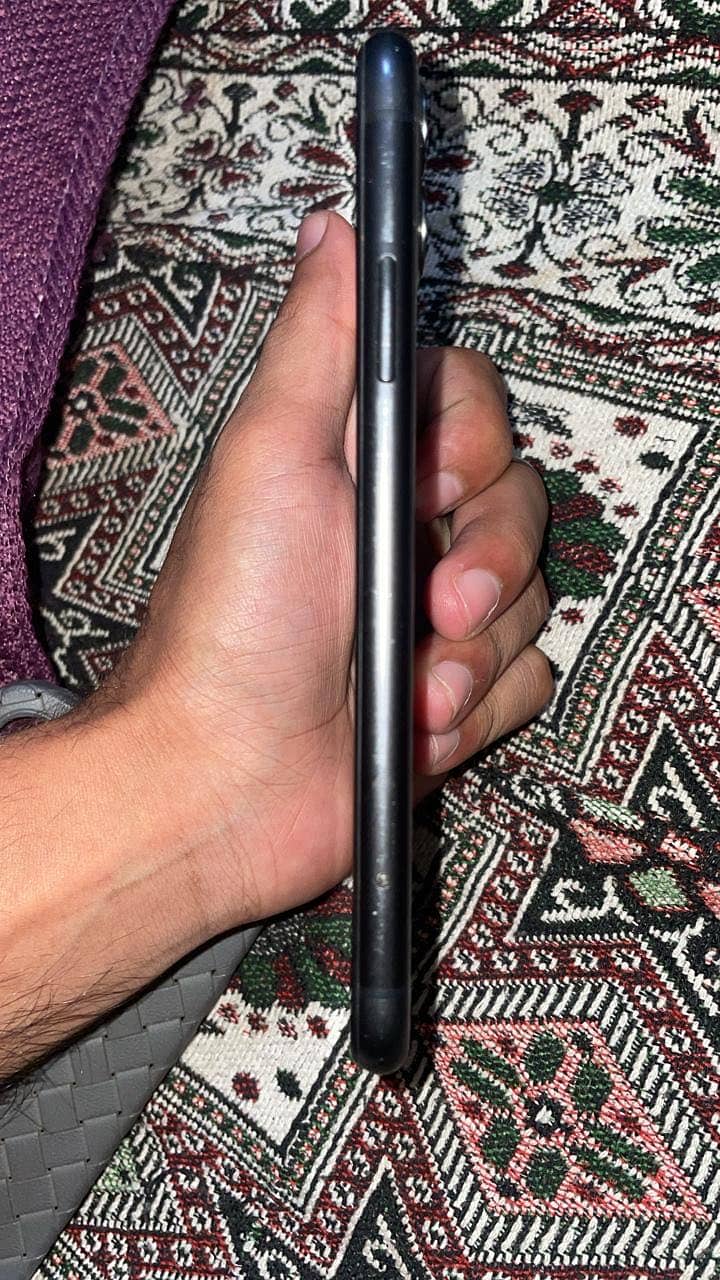 Apple iPhone 11 4