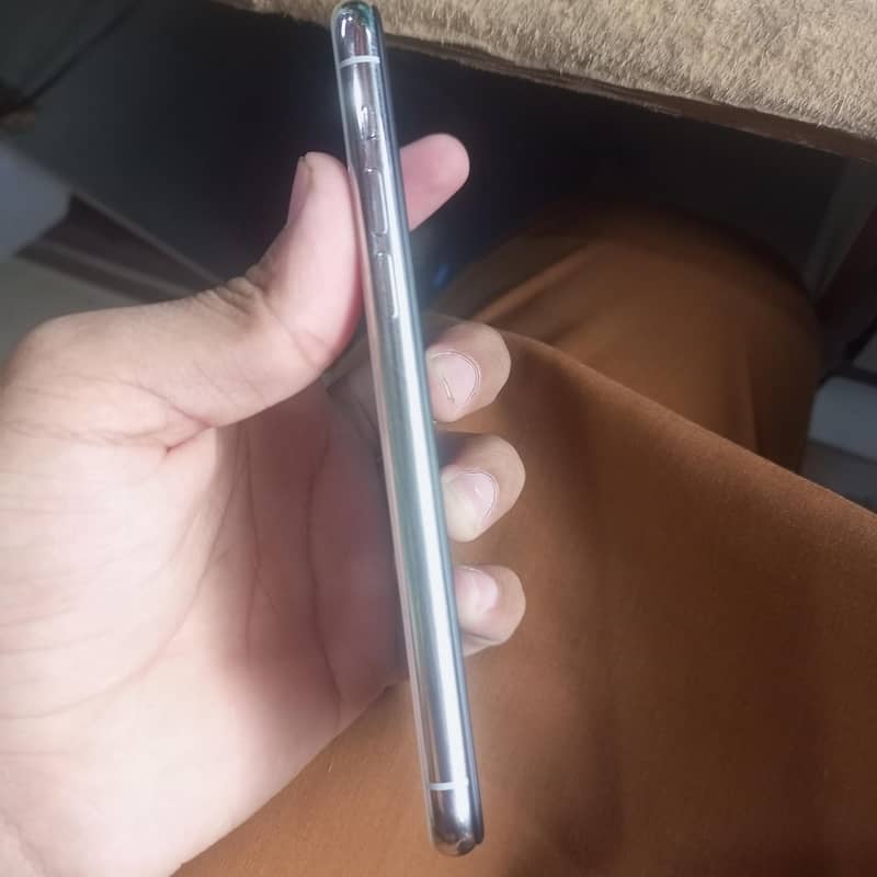 Apple iPhone 11 Pro 6