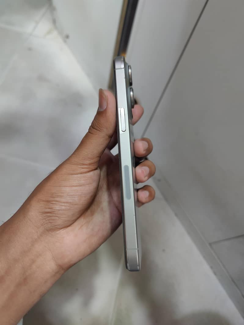 Apple iPhone 15 Pro Max 4