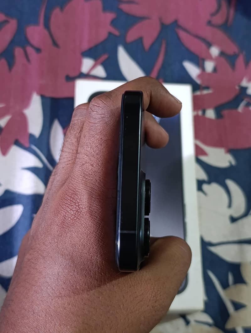 IPhone 16 Pro Max 4