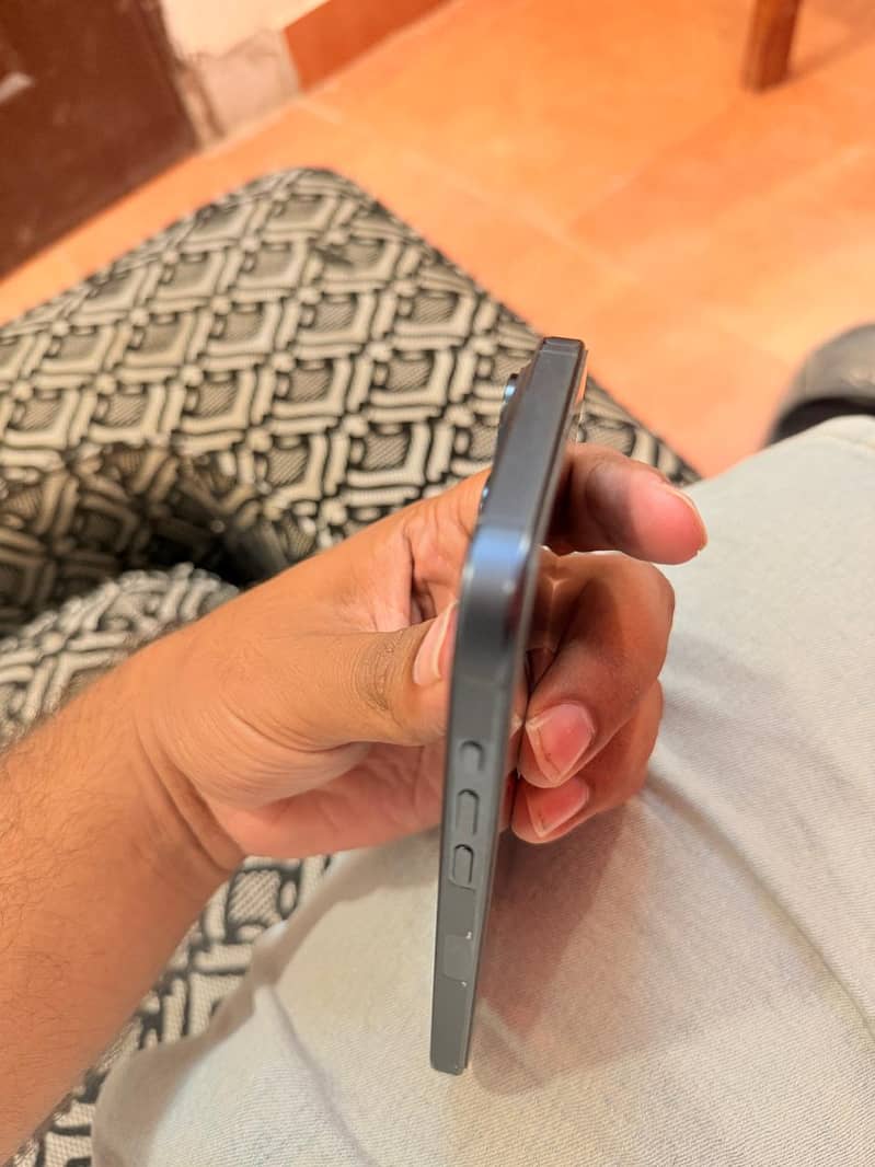 Apple iPhone 15 Pro Max 2