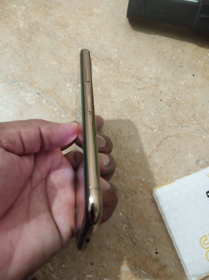 Apple iPhone XS 4