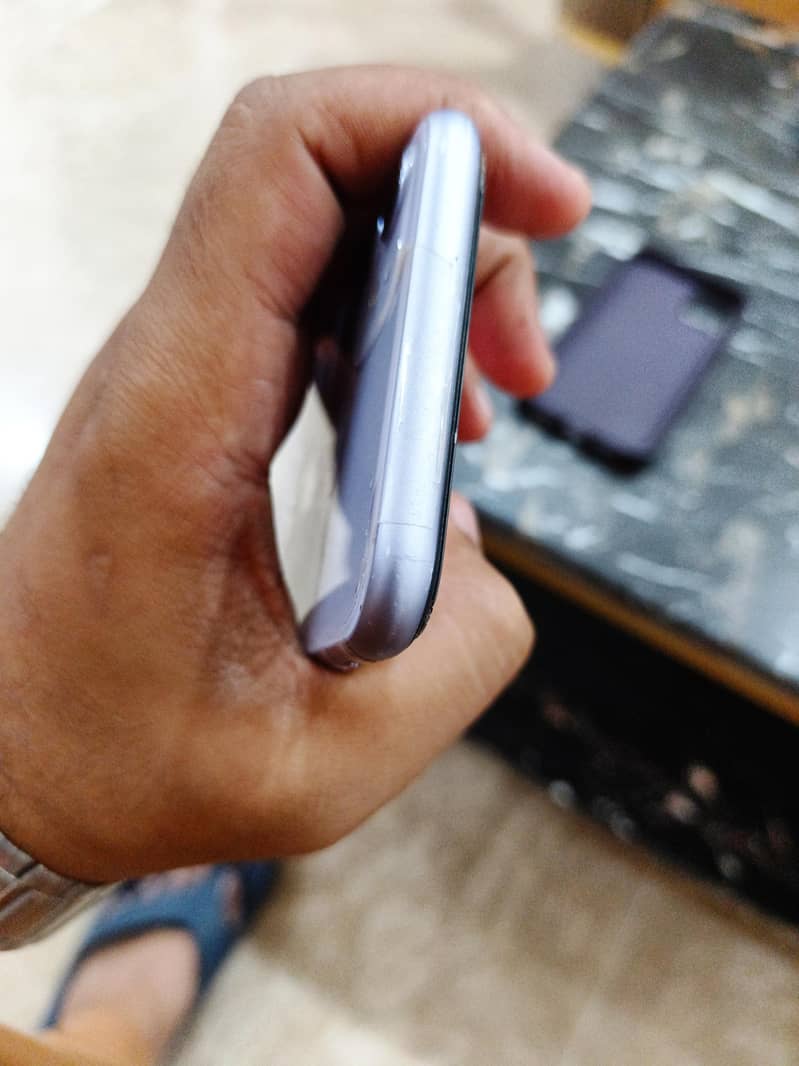 Apple iPhone 11 3