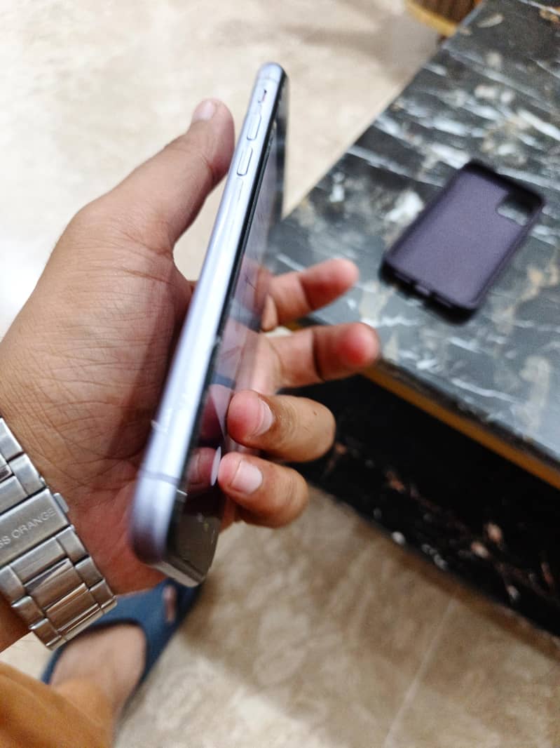 Apple iPhone 11 4