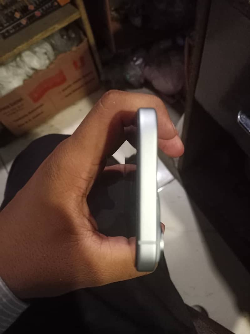 Apple iPhone 15 4