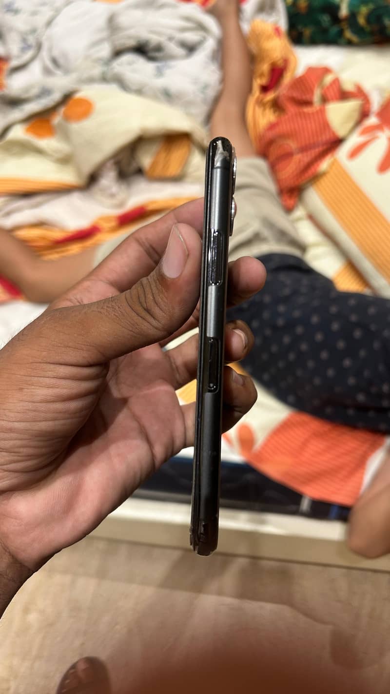 Apple iPhone 11 Pro 4