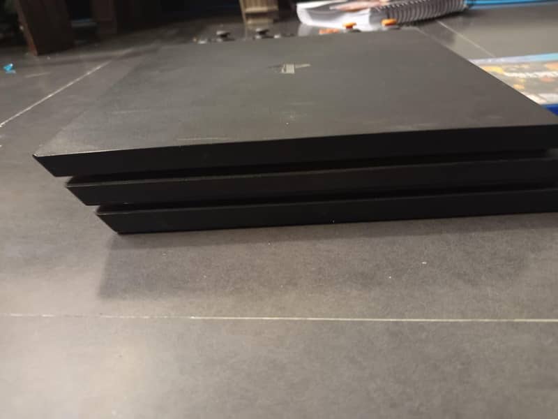 Ps 4 pro 1Tb  complete bundle 7
