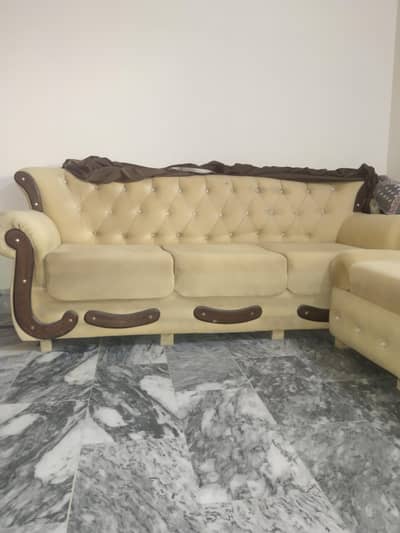 complete sofa hai Jo b Bhai Lena hi serious Byer only contact me sim w