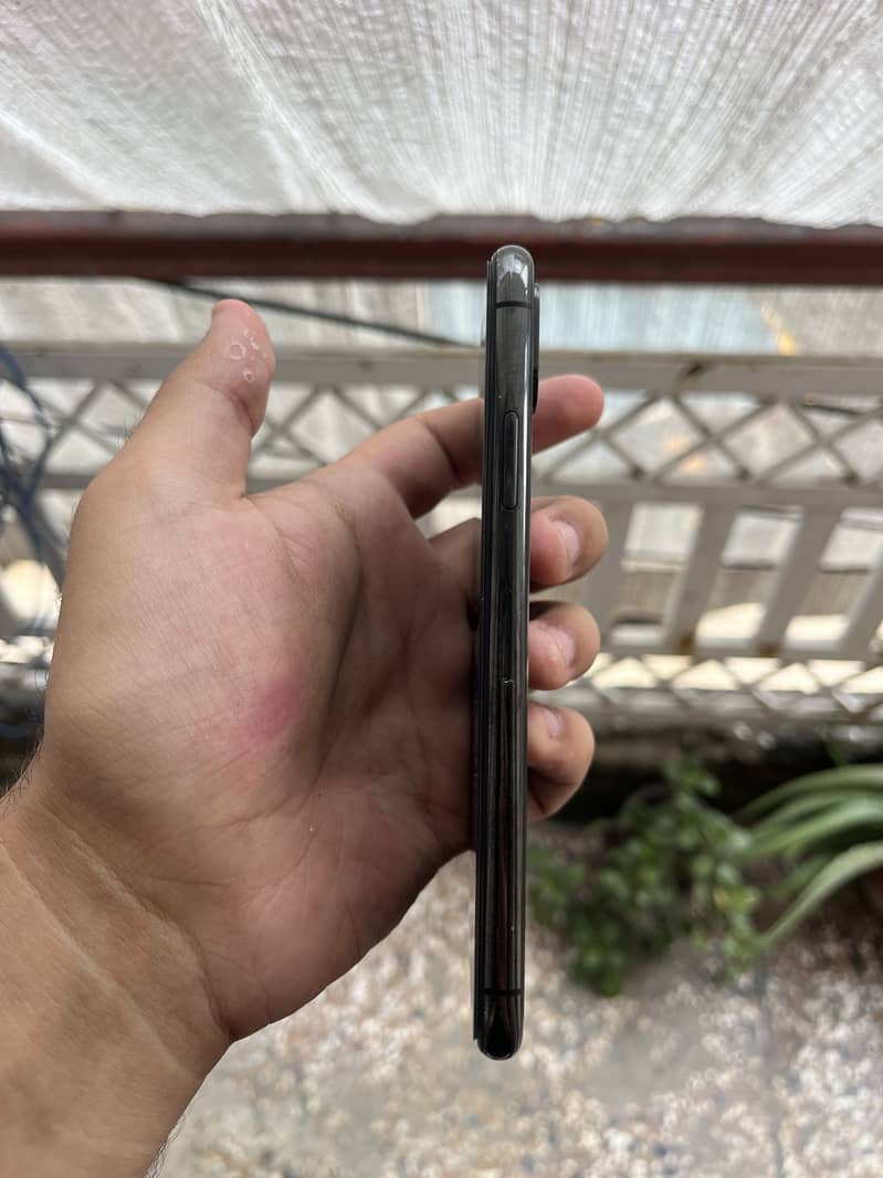 Apple iPhone X 4