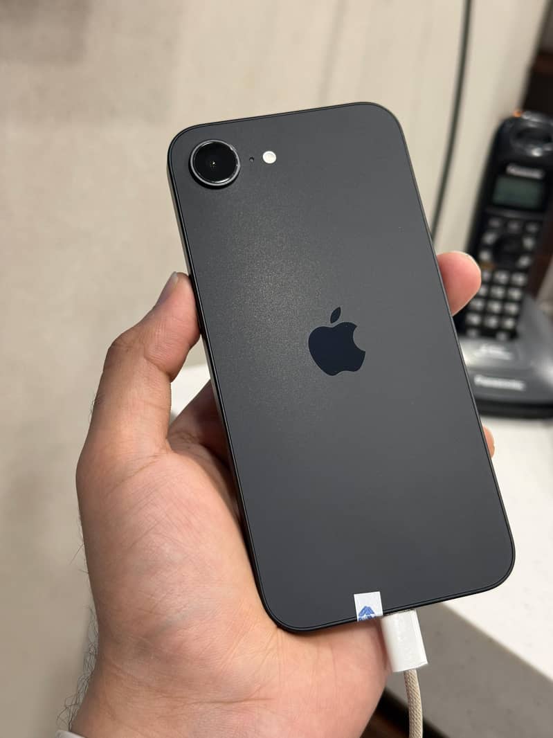 Apple iPhone 16e 0