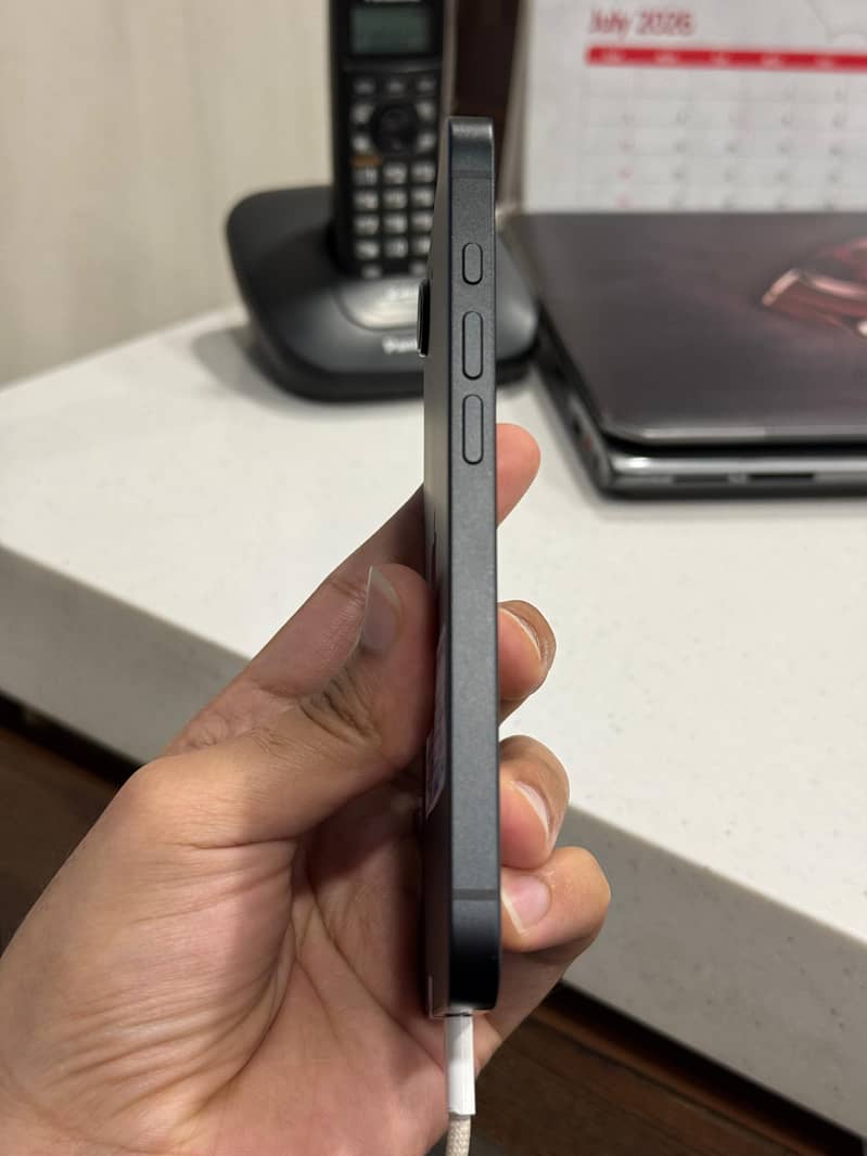 Apple iPhone 16e 2