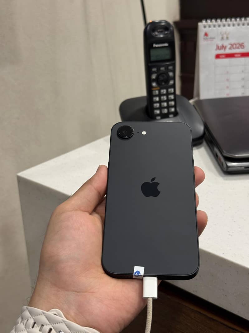 Apple iPhone 16e 3
