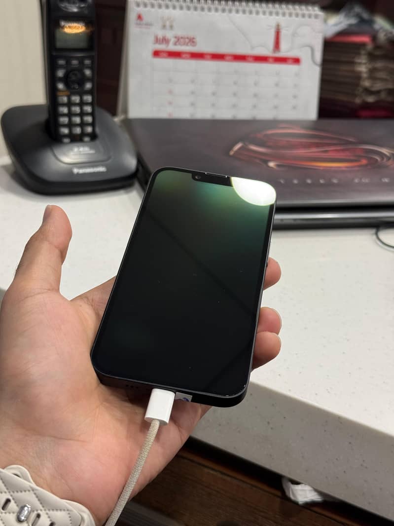 Apple iPhone 16e 4