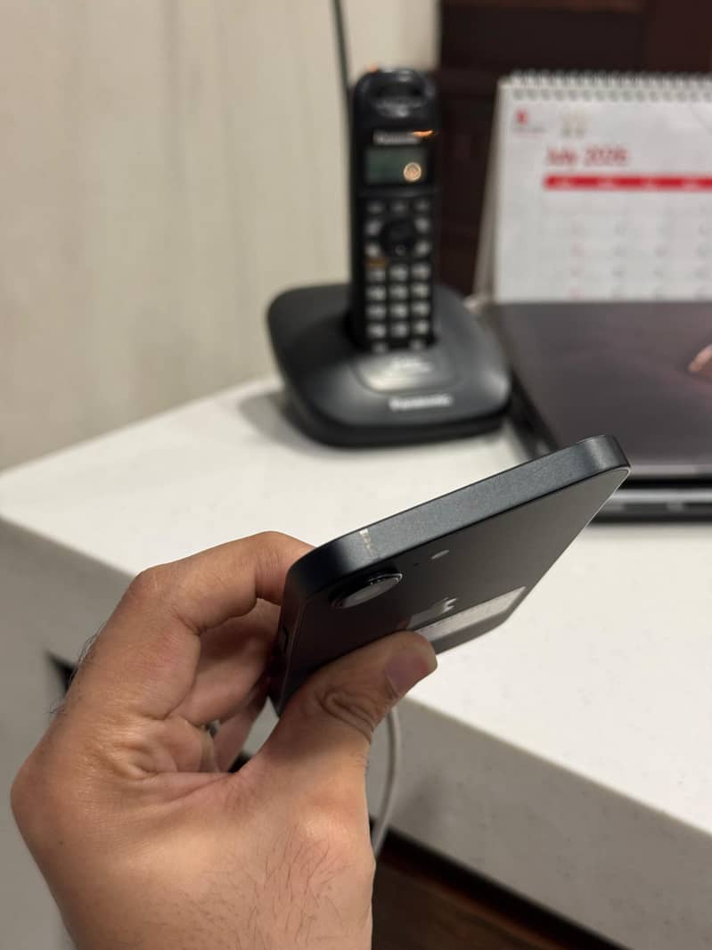 Apple iPhone 16e 6