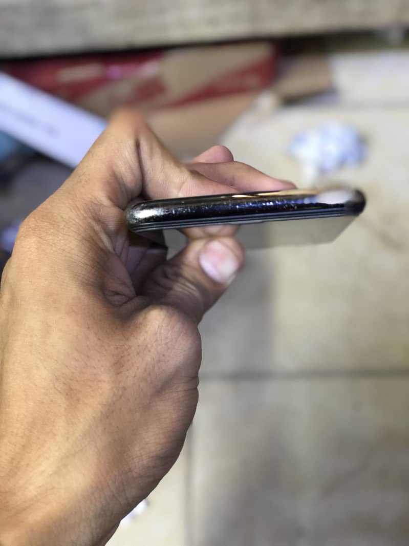 Apple iPhone X 4