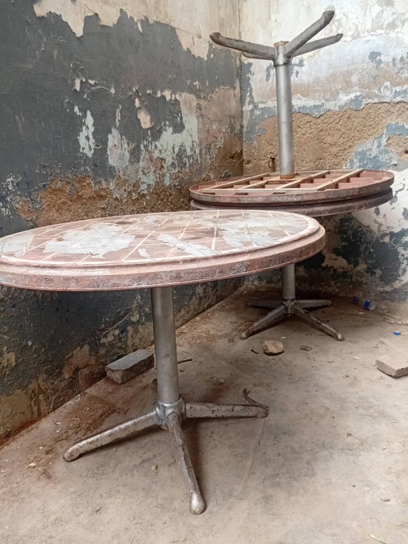 chair and tablee 0