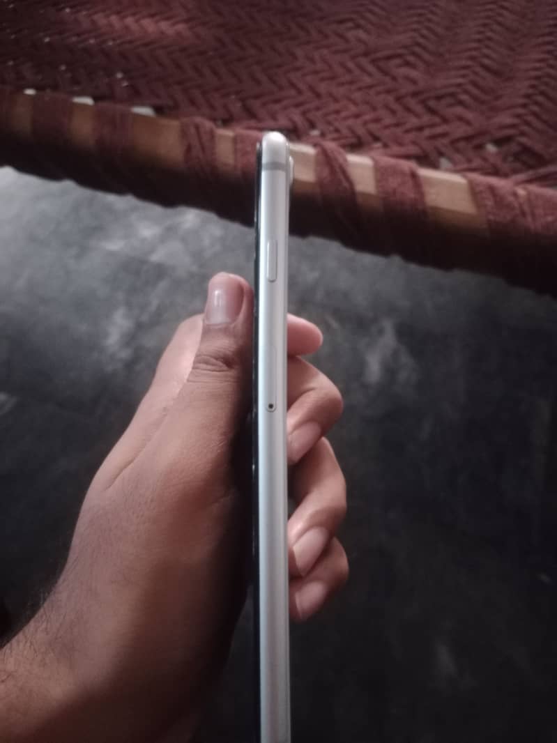 Apple iPhone 8 Plus 4