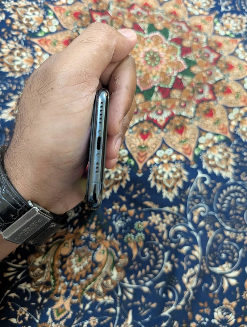 Apple iPhone 11 Pro 4