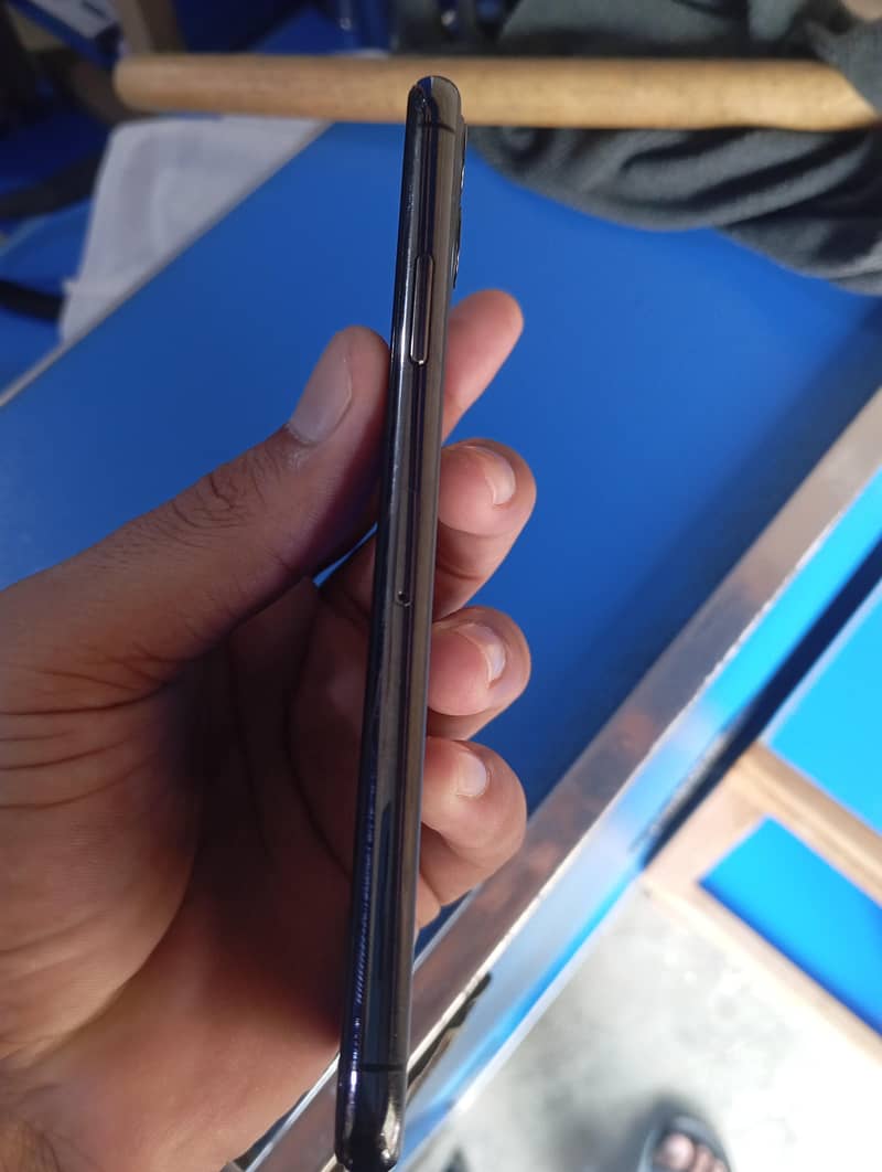 Apple iPhone 11 Pro Max 2