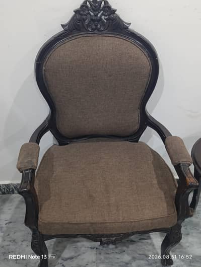 Chairs with Round Table