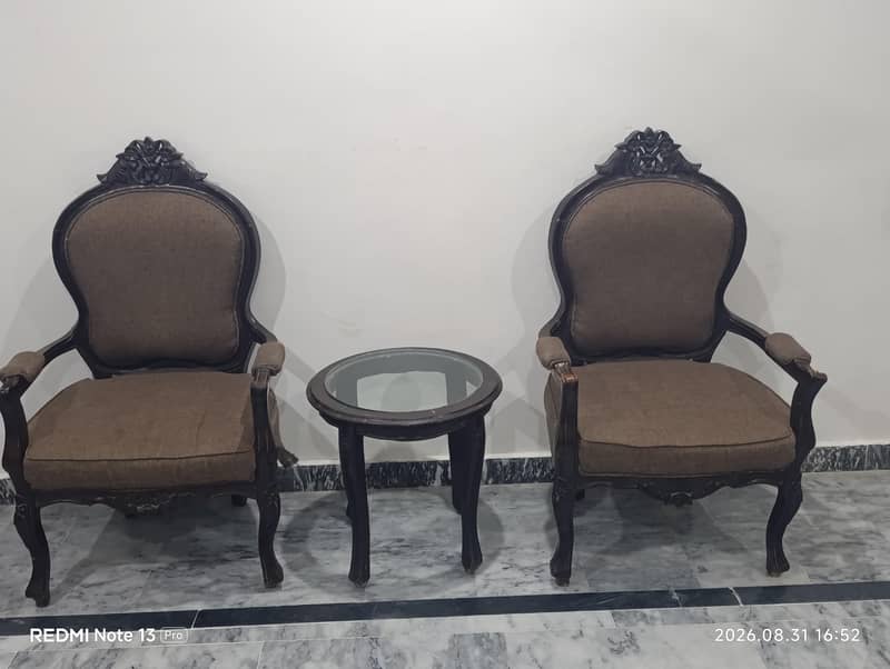 Chairs with Round Table 1