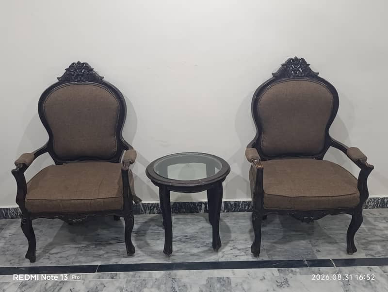 Chairs with Round Table 2