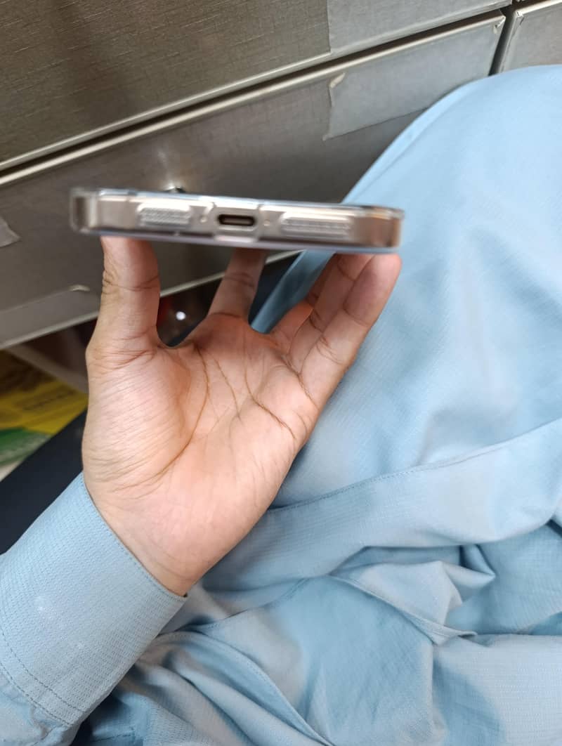 Apple iPhone 16 Pro Max 1