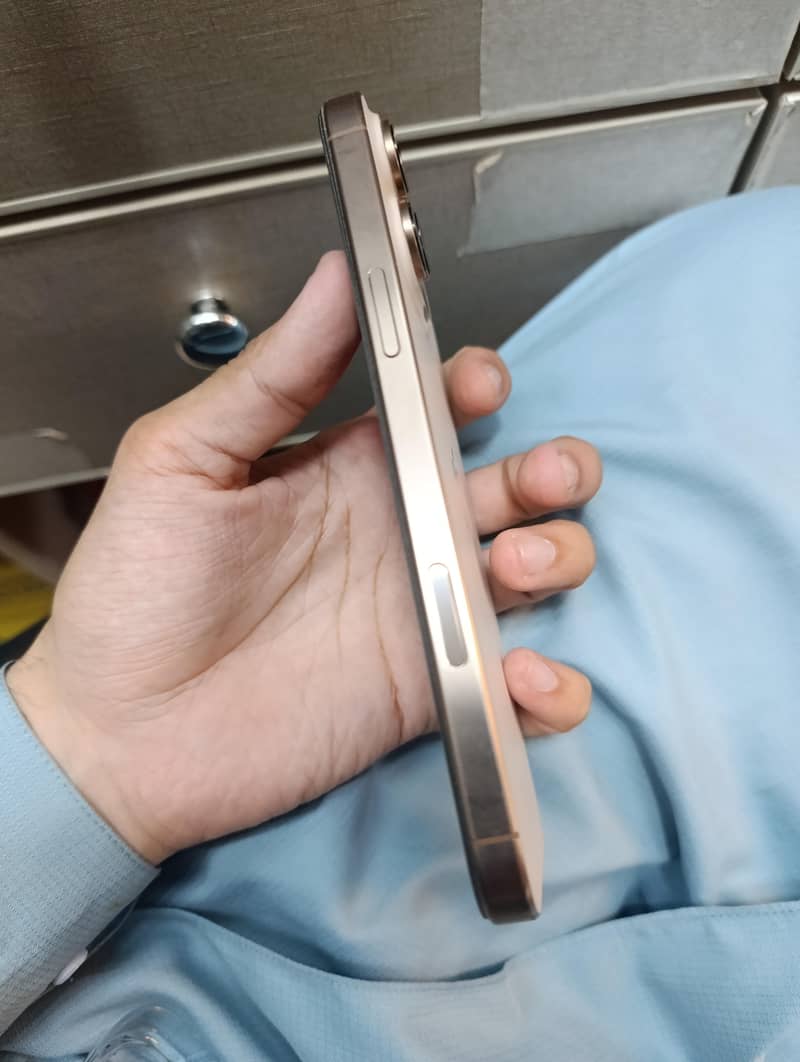 Apple iPhone 16 Pro Max 3