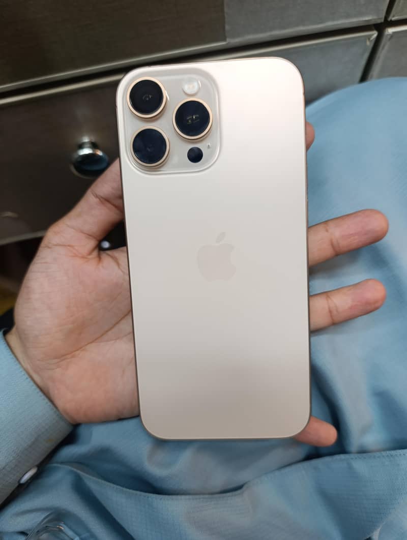 Apple iPhone 16 Pro Max 4